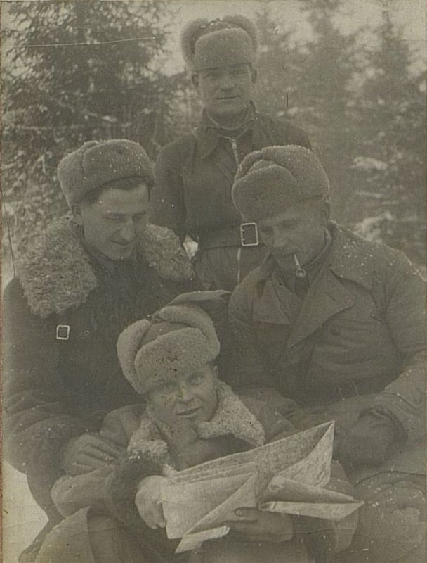 Фотография: С картой в руках капитан Харламов, с трубкой капитан Хорохонов, сидит слева майор Никитюк, стоит уполномоченный Особого Отдела Народного комиссариата  внутренних дел (ООНКВД) Младший лейтенант госбезопасности Марков, находившиеся в окружении при выполнении боевых заданий в 1  механизированной монтажной колонне (ММК)