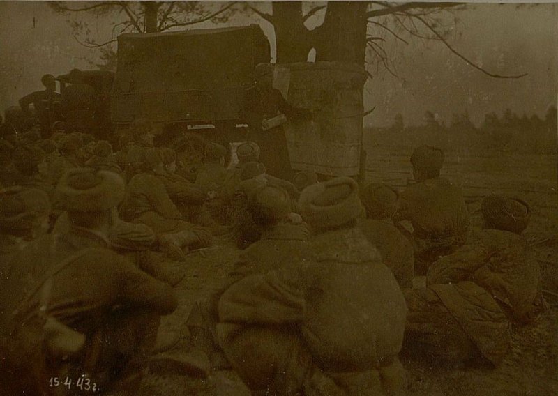 Фотография: Отвественный секретарь портийной организации батальона Старший лейтенант Прохоров Д.Р. рассказывает бойцам мостовой роты о военных действиях в Сев. Африке