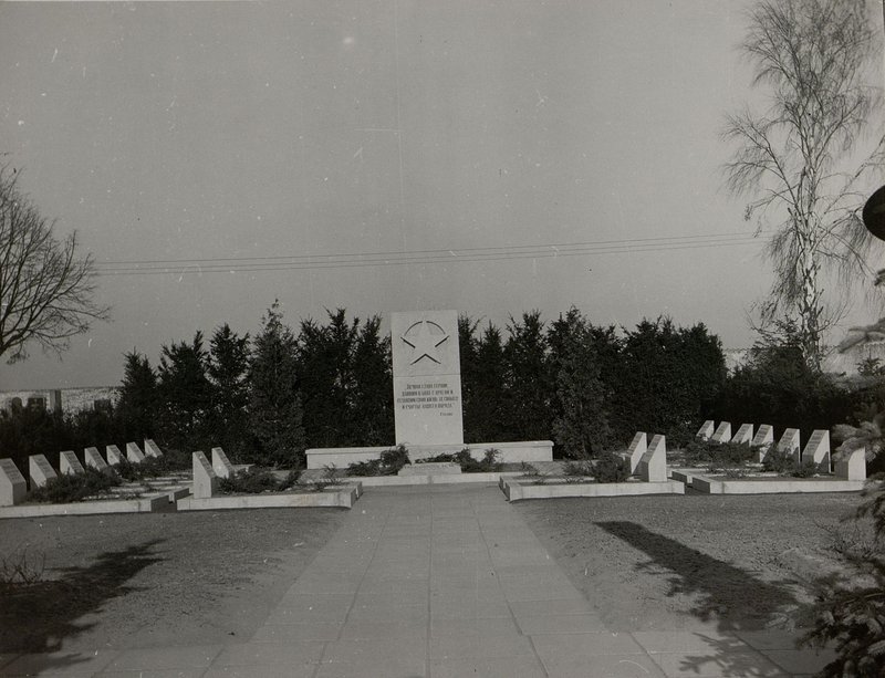Image: Gimberg. General view of the military cemetery and the monument