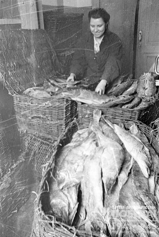 M. Morozova, an employee of one of the Moscow logistic terminal sorts fish sent by Siberian fishermen as a gift for the soldiers of the Red Army