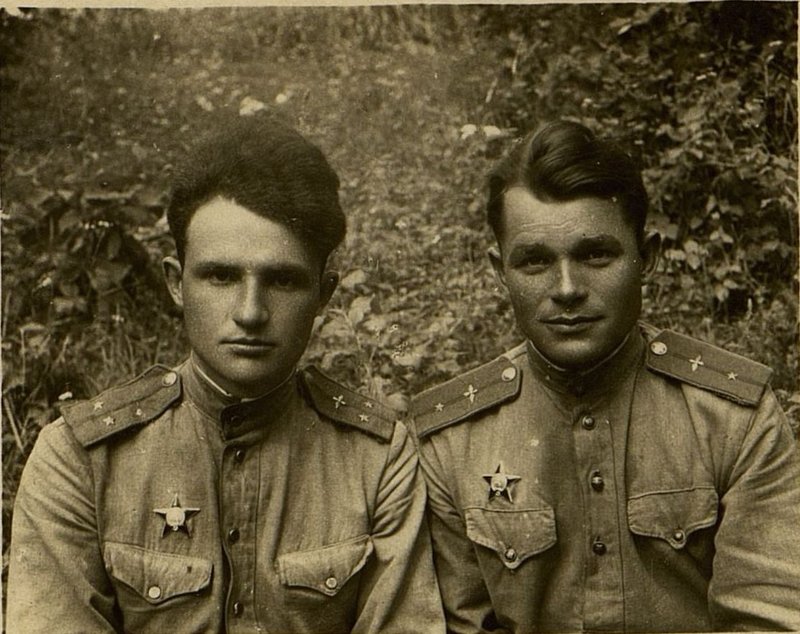Фотография: Экипаж 16 ночного бомбардировочнго авиационного полка 325 ночной бомбардировочной авиационной дивизии (слева направо): летчик младший лейтенант Зеленцов и штурман лейтенант Веселков, которые своим метким бомбометанием первые вызвали пожары на станции Беляны
