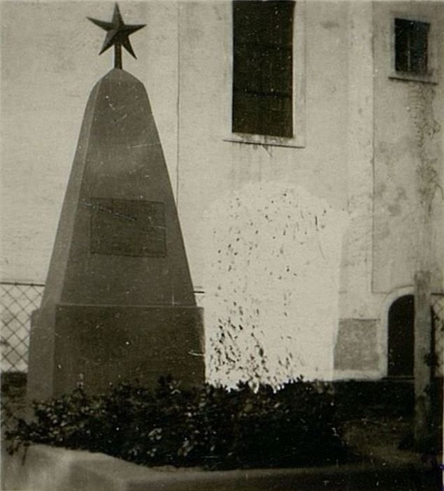 Image: Monument at the grave of Hero of the Soviet Union P.D. Kozinets, in the village of Kishkere, Geves district (Hungary)