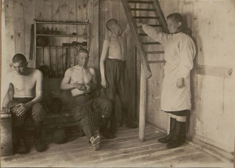 Фотография: В батальоне выздоравливающих: в физиотерапевтическом кабинете