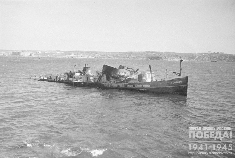 Вид потопленного немецкого судна у берегов г. Севастополя. Крым, 1944 г.