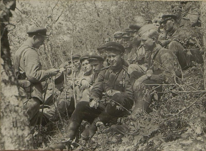 Фотография: Майор Чернышев Г.А. зачитывает письмо рабочих и служащих совхоза "Уманец " Краснодарского края, обращенное к бойцам и командирам нашего полка, в котором они призывают бойцов фронта еще крепче громить врага.