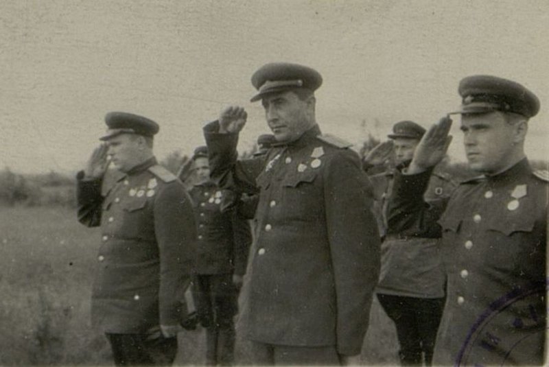 Image: Commander of the armored and mechanized troops of the military formation Major General Kononov presents the banner of the unit