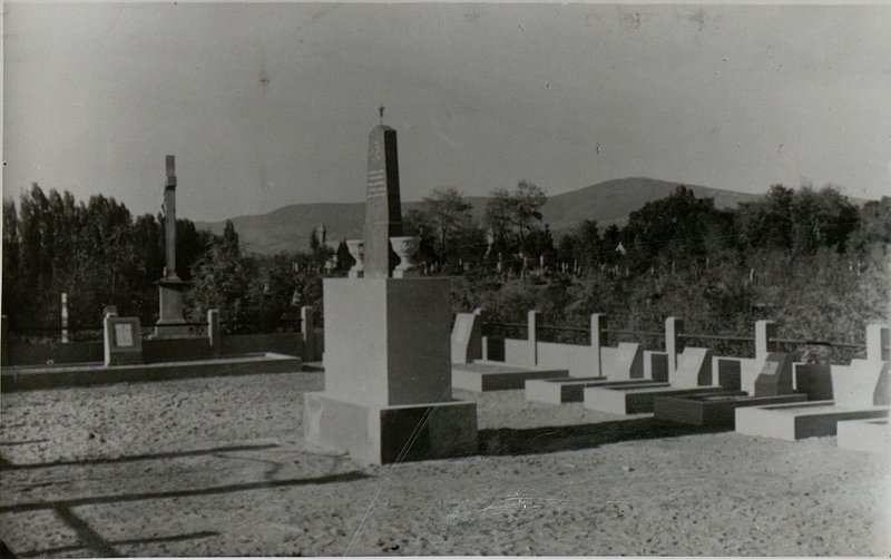 Image: Vats. Monument at the military cemetery