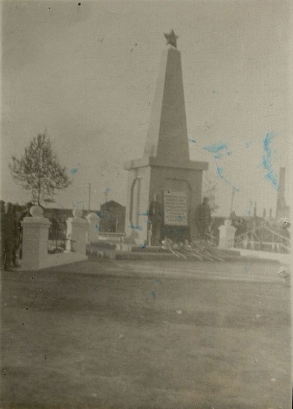 Image: Monument at the mass grave, Sunu