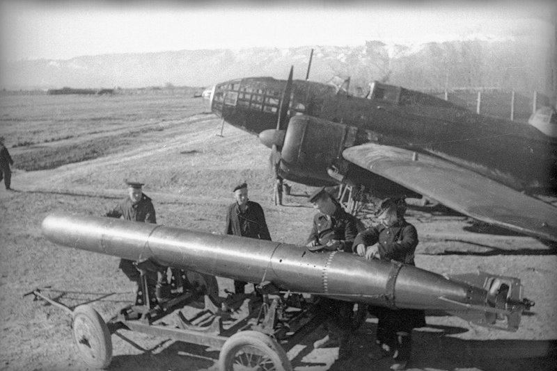 Aircraft torpedo 45-38АН against an Ilyushin Il-4 bomber
