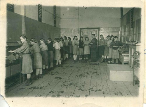 Урок производственного обучения слесарному делу в ремесленном училище №3. 1940-е гг. Казань