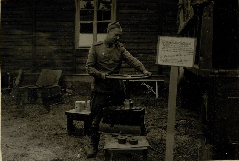 Фотография: Ручная расточка цилиндров в павильоне 257 Батальона аэродромного обслуживания