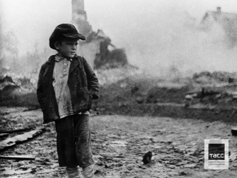Ребенок на пепелище родного села. Смоленская область, сентябрь 1941 г.