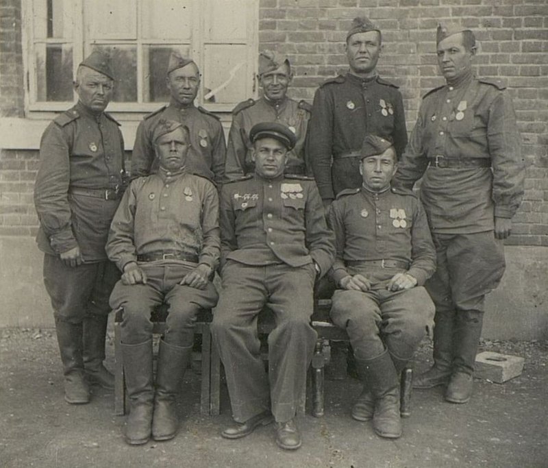 Фотография: Командир дивизиона гвардии майор Большаков с группой демобилизованных 3-го дивизиона