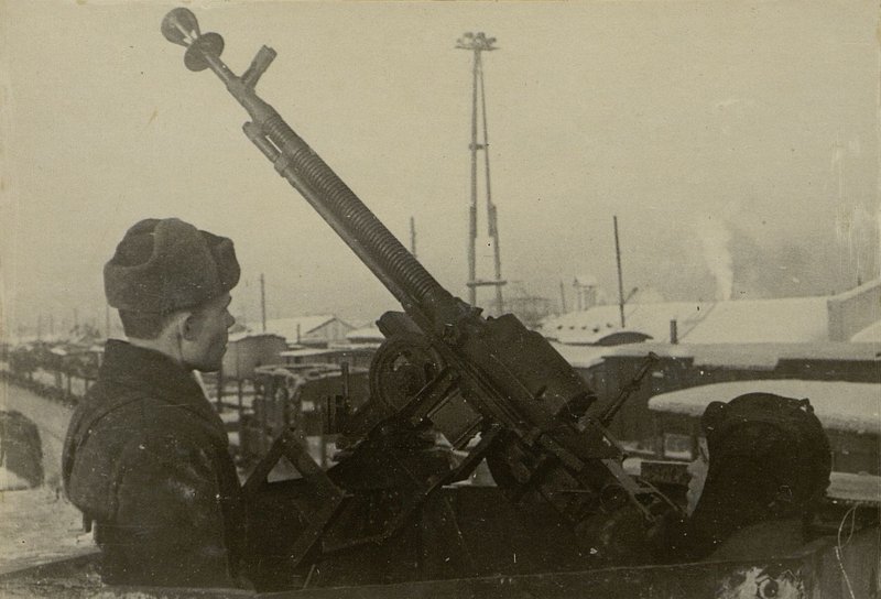 Фотография: Расчет пулемета ДШК в башне ПВО на тендере бронепаровоза за работой