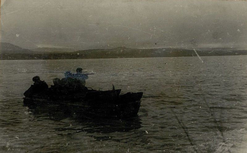 Фотография: Лодка 275 ОМБОН  (отдельная мотострелковая бригада особого назначения) под огнем противника при форсировании залива Бек-Фьорд. кв. 3488