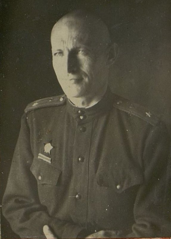 Фотография: Ведущий хирург Начальник 1-го медицинского отделения майор медицинской службы товарищ Масленников Б.М.