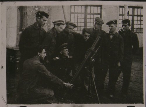 Комсомольцы Воронежского механического завода изучают миномет. 1942 г.