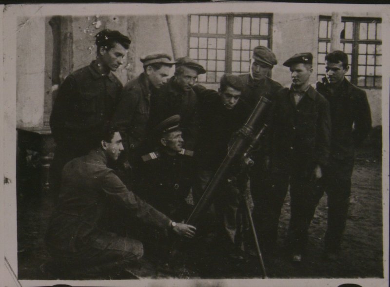 Комсомольцы Воронежского механического завода изучают миномет. 1942 г.