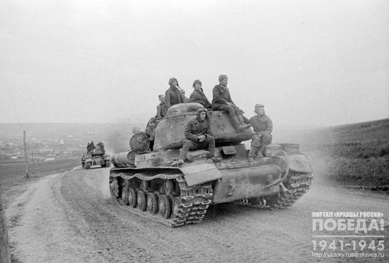 Soviet tanks T-34 approaching Ploeshti