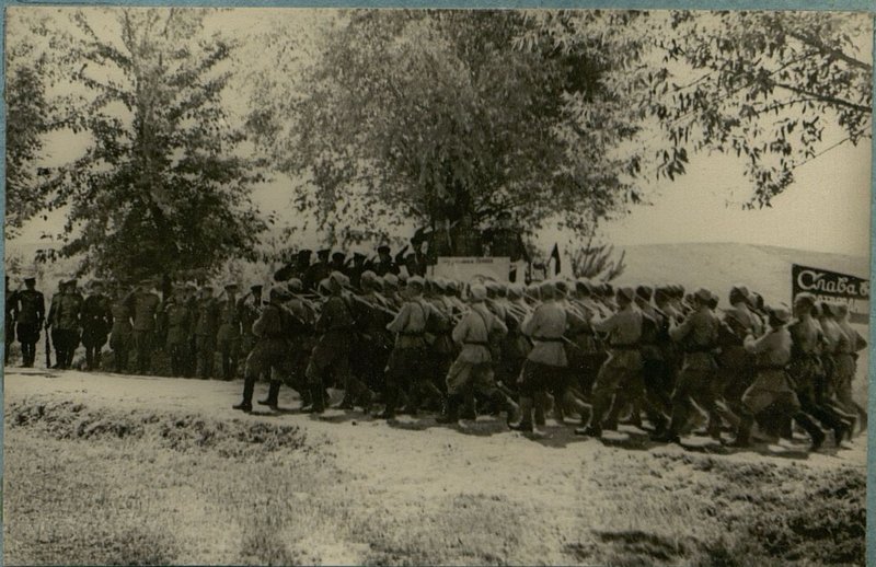 Фотография: Парад частей армии на Сандомирском плацдарме