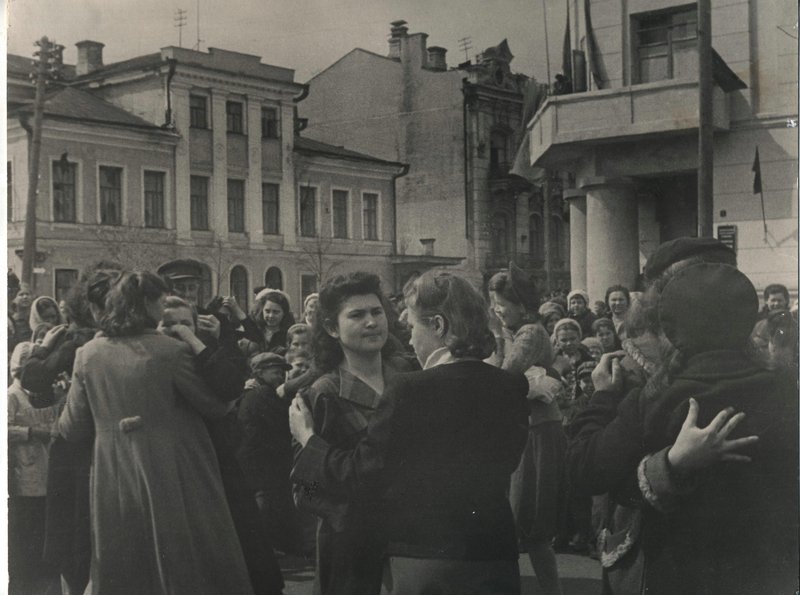 День Победы 9 мая на улице Баумана в Казани - горожане танцуют. 9 мая 1945 г. Казань