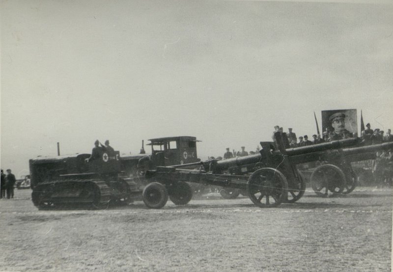 Фотография: Генерал-полковник товарищ Бюрюзов вручает ордена Советского Союза болгарским генералам и офицерам
