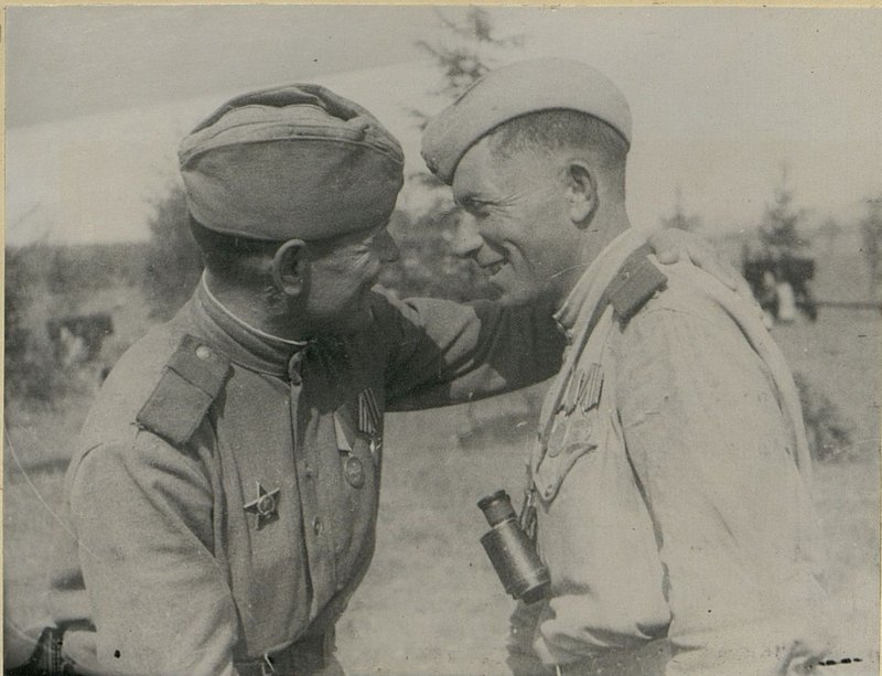 Фотография: С ПОБЕДОЙ, ДРУГ! Старшие сержанты Евграфов и Першин - старые друзья. Они прошли весь боевой путь дивизии. В День Победы они поздравляют друг друга