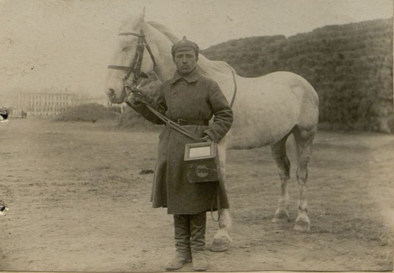 Фотография: Разведчик дивизиона Коновалов лучше всех в дивизионе ухаживает за конем