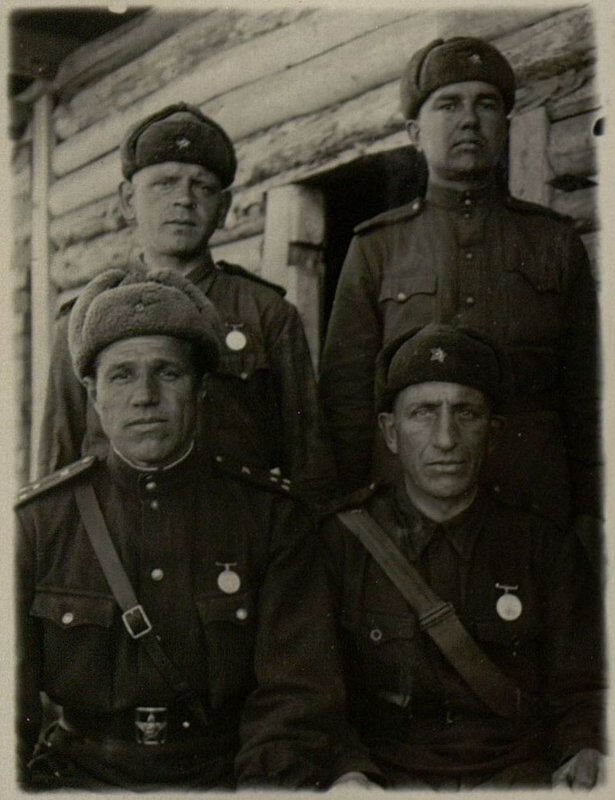Фотография: Медаленосцы. Сидят: старший техник лейтенант Комаров, старший сержант Карасев. Стоят: ефрейторы Коршунов и Титов