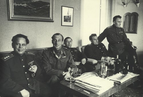 Встреча на Эльбе. Представители командования 2-го Белорусского фронта и британского командования за столом во время приема