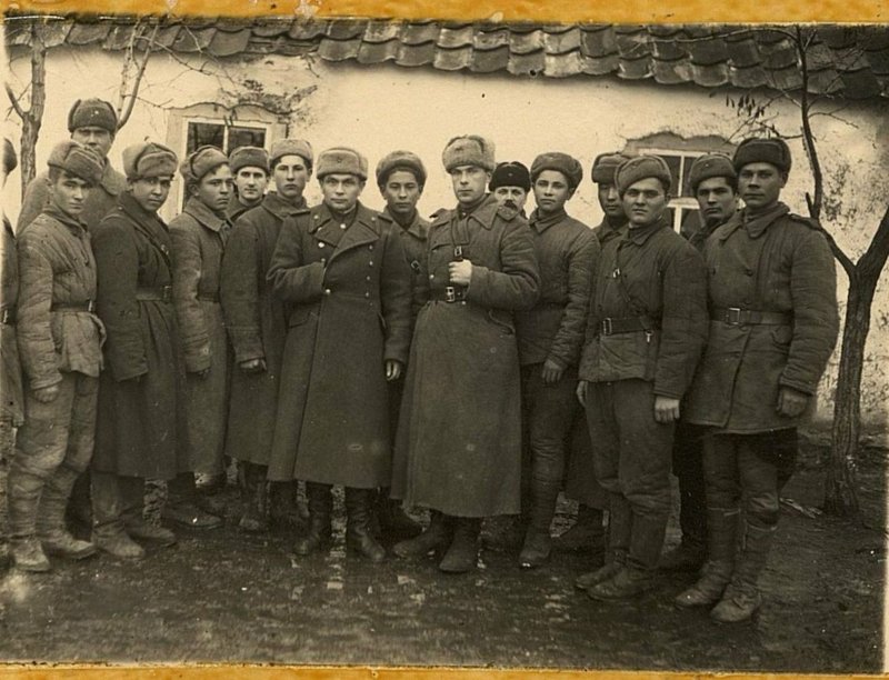 Фотография: Командир корпуса гвардии генерал лейтенант Рубанюк с группой корпусных разведчиков