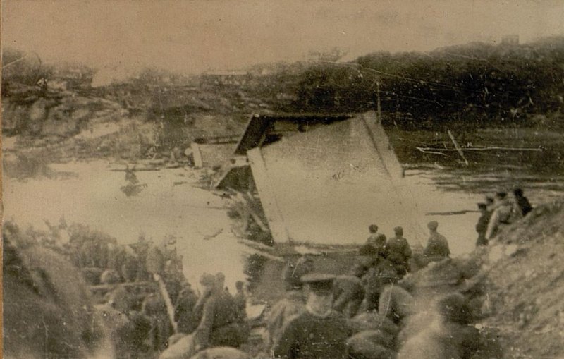 Фотография: Мост разрушенный противником на заливе Бек-Фьорд в кв. 3488