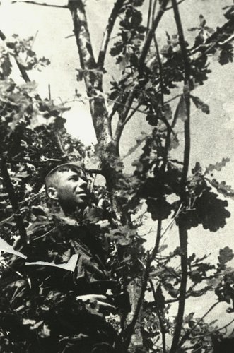 Разведчик гвардии капитан Б. Богатиков на наблюдательном пункте