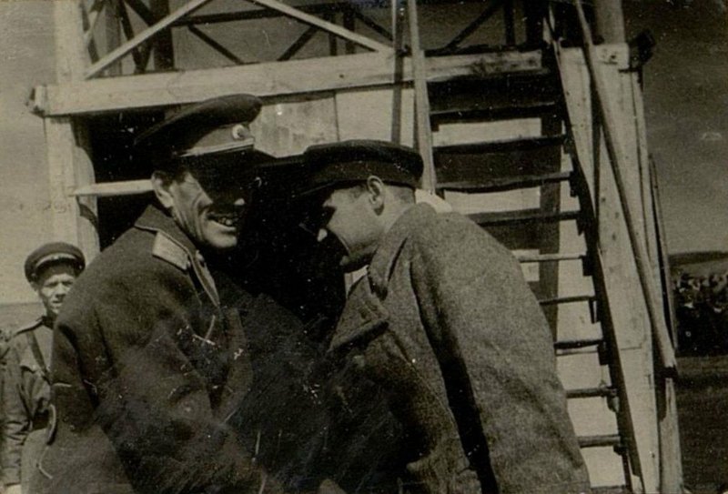 Фотография: Вручение оружия О.Д. Ромашко