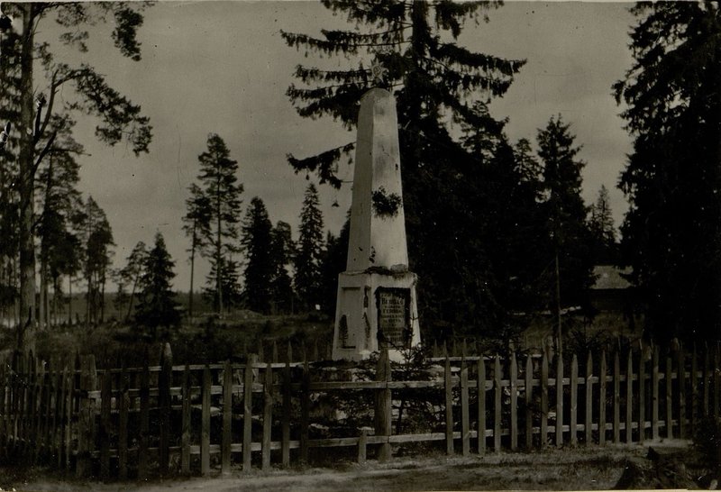 Image: Mass grave of the soldiers of the Soviet Army who died in battles in the period 1943-44. The village of Borovukha I, Polotsk region