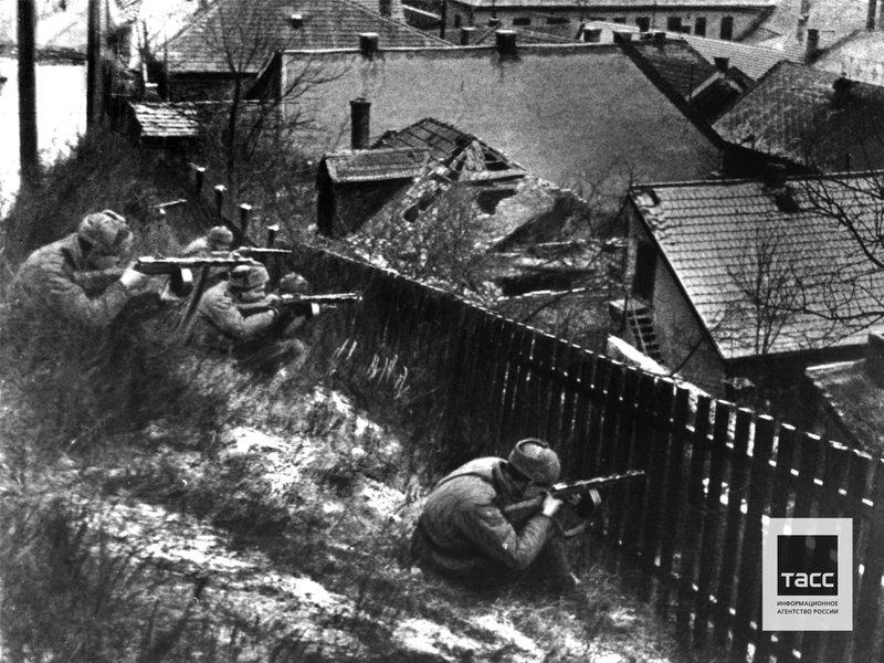 Soviet soldiers during the fight on the streets of Budapest