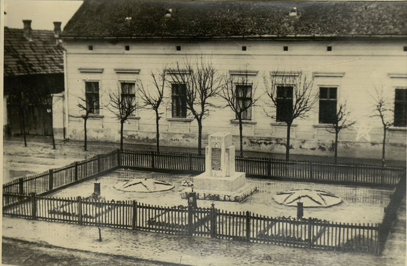 Фотография: г. Бухоркерестеш. Центральное кладбище с памятником-монументом