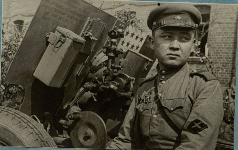 Фотография: Командир орудия старший сержант Сыздыков