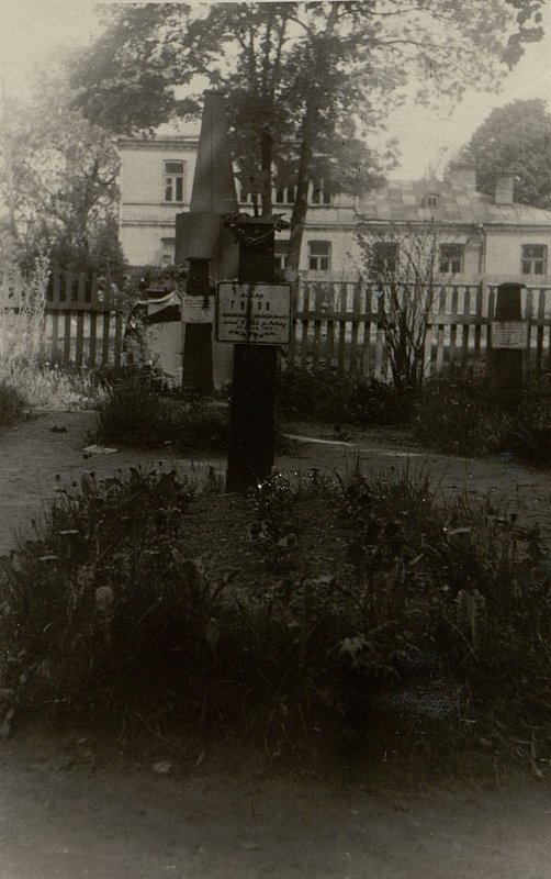 Фотография: Воинское захоронение майора Гурова Константина Константиновича
