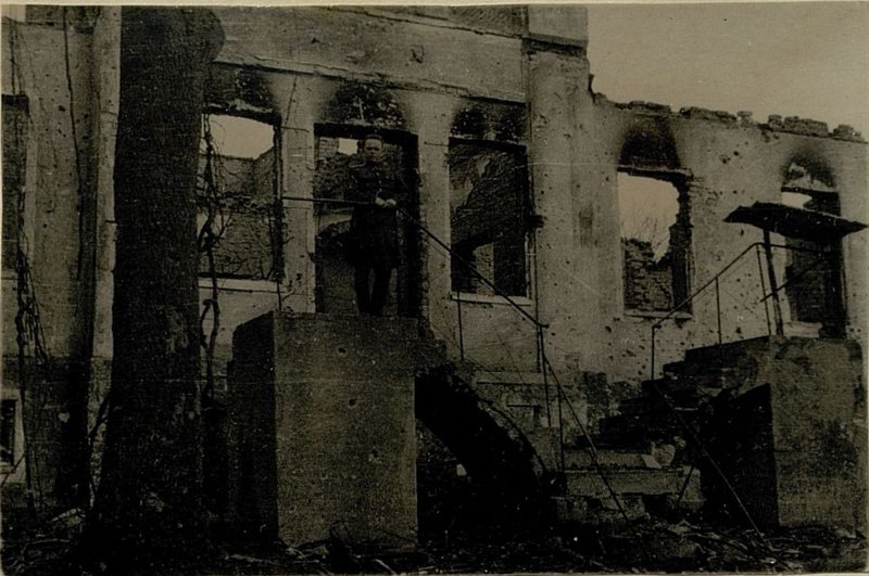 Фотография: Не спасли немцев и толстые стены господских дворов. Господский двор Дезен - 4 км: сев. г. Цинтен после нашей артподготовки