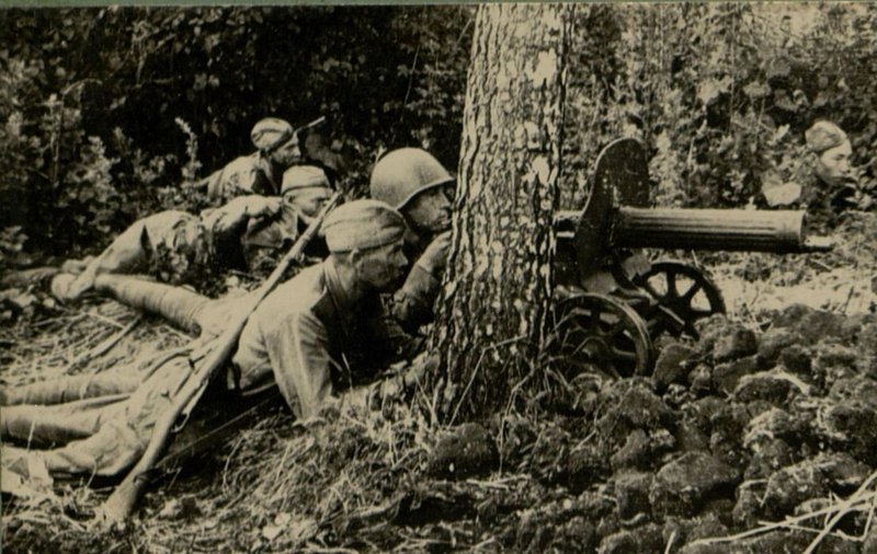 Фотография: Отважно дрались с врагом пулеметчики В. Ломакин, Ф. Зырянов, И. Кленышев. Они уничтожили 150 фрицев
