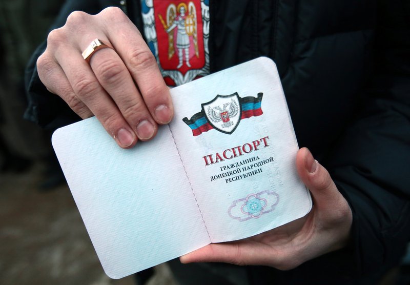 Россия официально признала паспорта жителей ДНР и ЛНР. Участник митинга солидарности с народом Донбасса демонстрирует паспорт гражданина Донецкой народной республики.