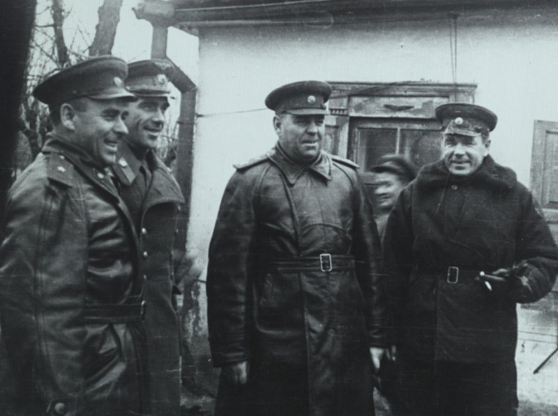 Снимок групповой (4 чел.). В центре - маршал Василевский А.М.